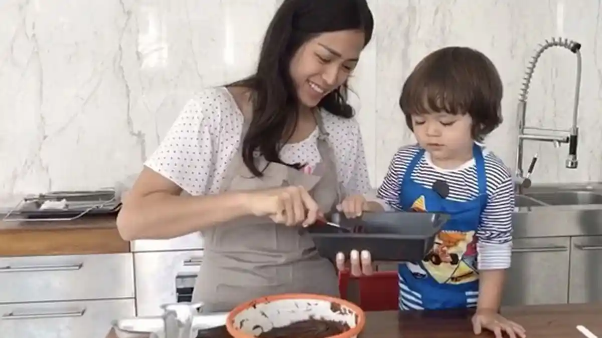 Mengintip Aktivitas Jessica Iskandar dan Buah Hatinya di Dapur, El Mau Masak Juga Bersih-bersih