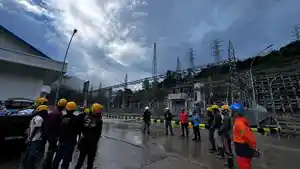 PEGAWAI-PLN-ATASI-LISTRIK-SUMATRA-BLACKOUT.jpg