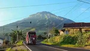 Panorama-jalan-diapit-Sindoro-Sumbing.jpg