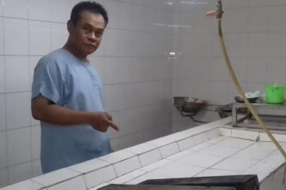 Hiiiii, Penjaga Kamar Mayat Ini Diganggu Makhluk Buruk Rupa Saat Salat