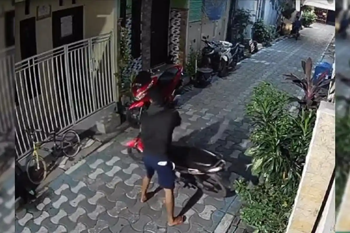 Viral Video 2 Maling Terekam CCTV Dorong Motor Curian di Surabaya Utara