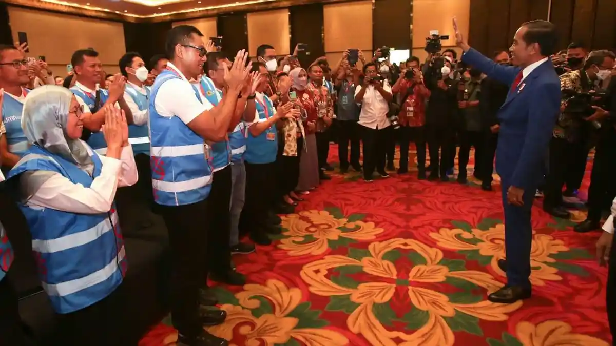 Hampiri Dirut PLN dan Petugas Siaga, Presiden Joko Widodo Angkat Jempol: Terima Kasih PLN