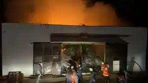 Warga-menyebut-kebakaran-di-gudang-makanan-ringan-sulit-dipadamkan-karena-minyak-goreng-terbakar.jpg