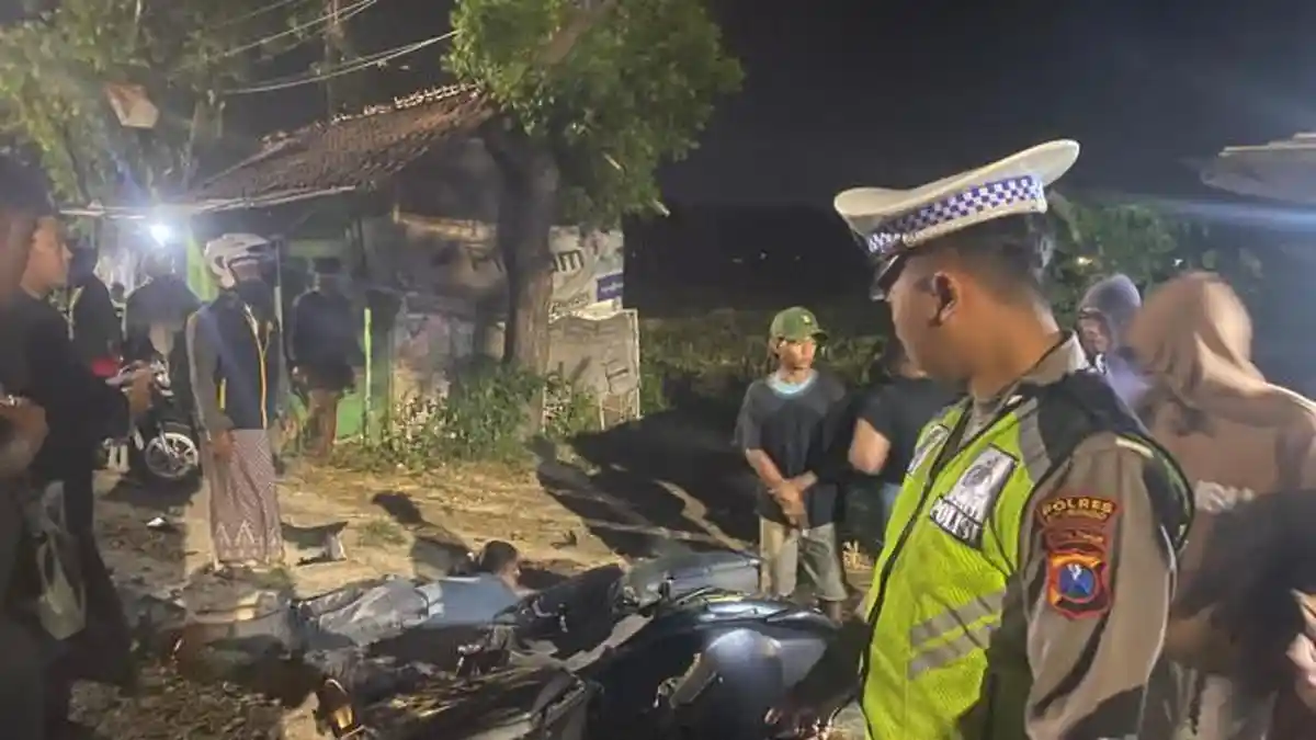 NMax Adu Moncong dengan Minibus, 3 Orang Dilarikan ke RS