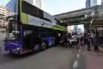 Berebut Naik Bus Tingkat Wisata Jakarta