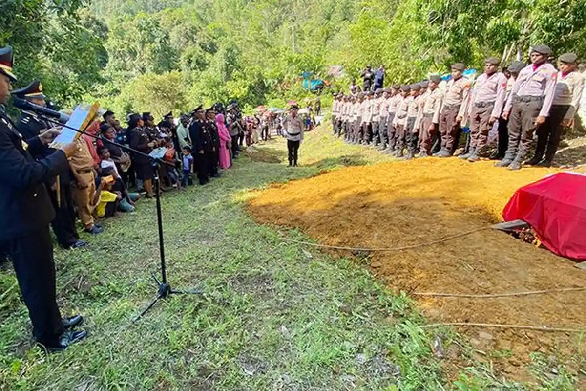 Kapolres Maybrat Pimpin Upacara Kedinasan Pemakaman Bripda Menase Yumame