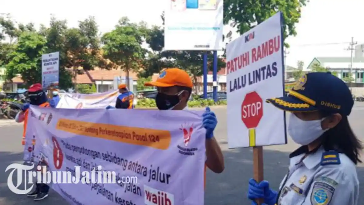 PT KAI Daop 8 Surabaya Lakukan Sosialisasi Keselamatan di Perlintasan Kereta Api Jalan Ahmad Yani