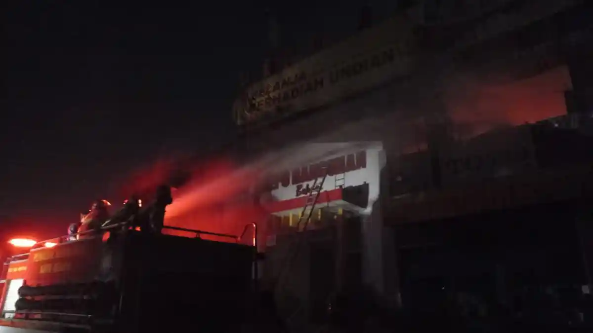 Depo Bangunan di Bekasi Timur Dilalap Si Jago Merah