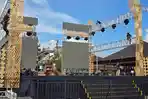 Beberapa-pekerja-Minggu-264-sedang-mendirikan-panggung-utama-Festival-Semarapura-2026.jpg