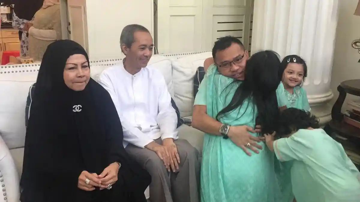Tradisi Sungkeman Keluarga Anang Hermansyah dan Ashanty