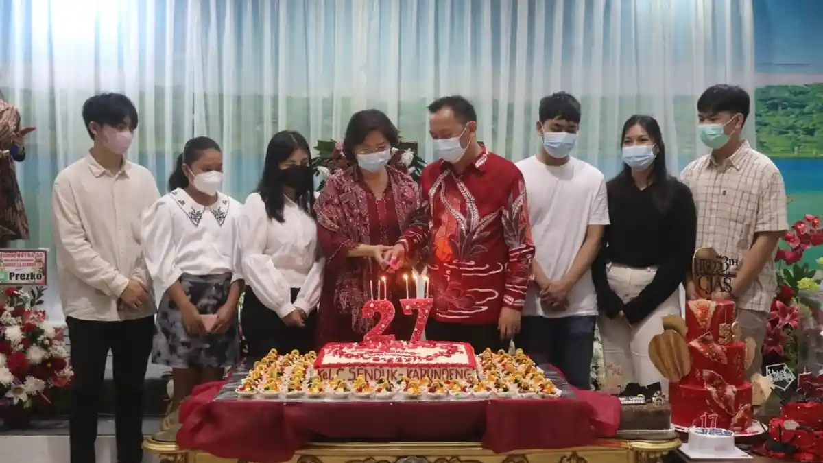 Keluarga Walikota Tomohon Caroll Senduk Karundeng Rayakan HUT Pernikahan Ke-27
