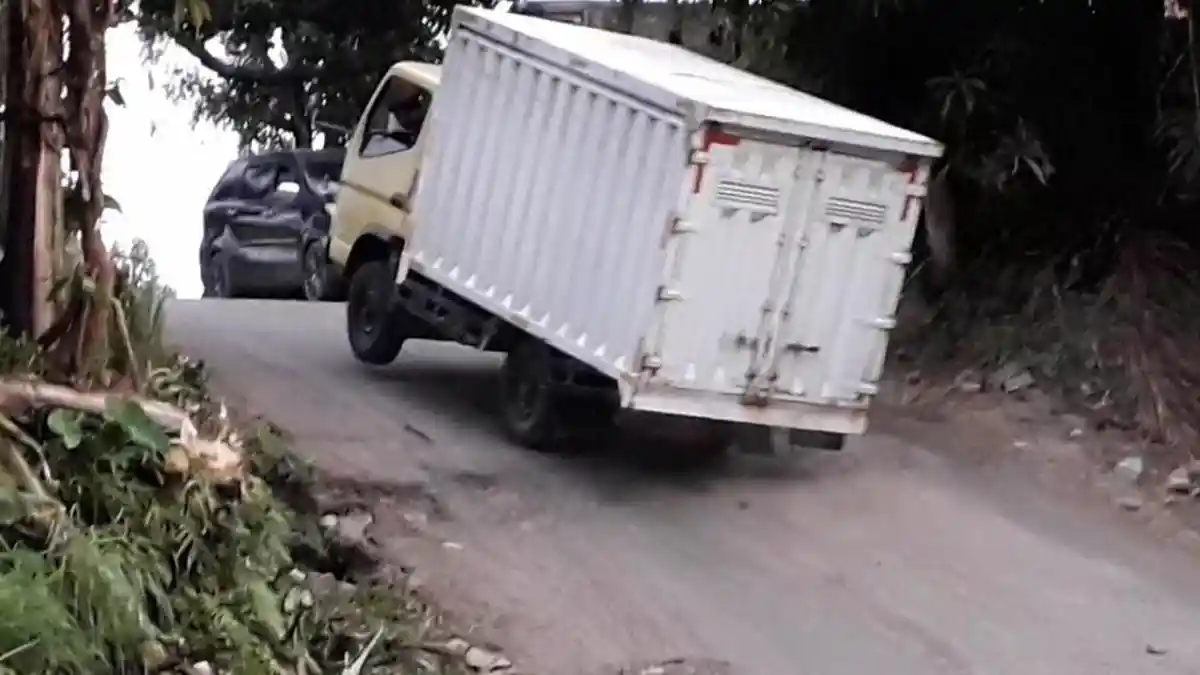 Penampakan Tanjakan Terjal Viral di Sukamakmur Bogor, Bikin Mobil yang Melintas Terguling
