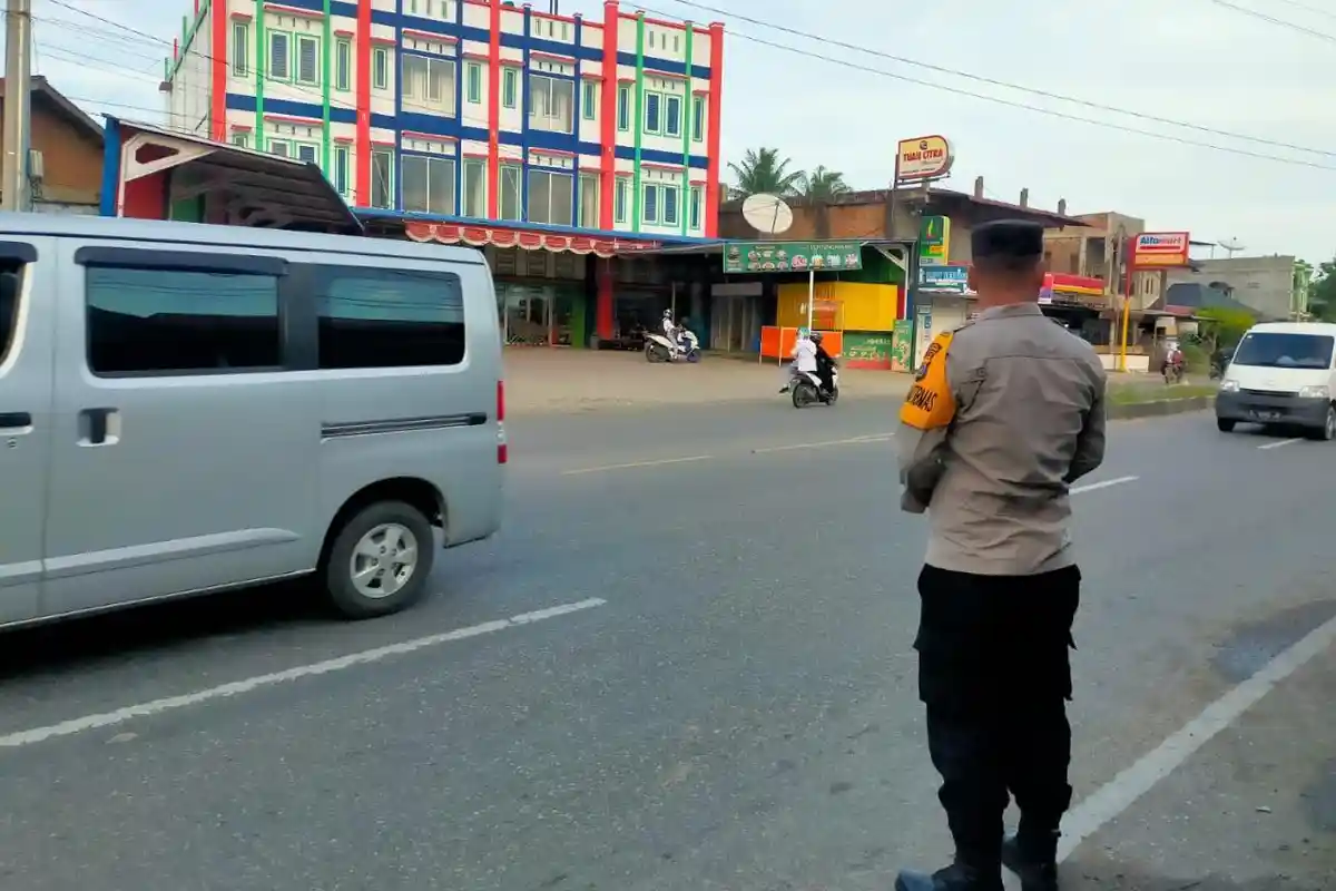 Polisi Edukasi Keselamatan Berkendara Kepada Masyarakat di Aceh Utara