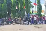 aliansi-perjuangan-rakyat-demo-tolak-kenaikan-harga-pupuk-bersubsidi-di-kantor-bupati-pinrang.jpg