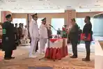 Pengambilan-Sumpah-Jabatan.jpgPembacaan-Naskah-Pelantikan.jpgPenandatanganan-Dokumen-Pelantikan.jpgPemasangan-Tanda-Jabatan.jpgPenyerahan-Salinan-Keputusan.jpgPenyerahan-Dokumen-Pemerintahan.jpg