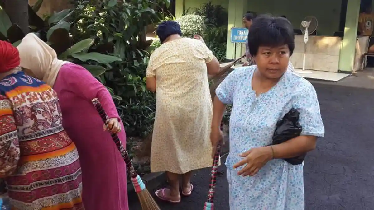 Kenang Jasa Soeharto, Puluhan Ibu Bersihkan Rumah di Cendana