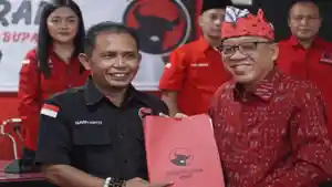 Hariyanto-kiri-Sekretaris-Tim-Penjaringan-Pilkada-2024-DPC-PDIP-Jember-Terima-Formulir-pendaftaran.jpg