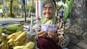 Nenek-Husna-Penjual-Pisang-di-Palembang-2-Kali-Dagangannya-Dibeli-Pakai-Uang-Palsu.jpg