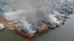 Kapal-pekalongan-terbakar.jpg