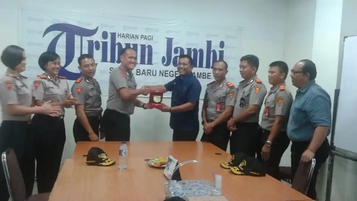 Mahasiswa PTIK Sambangi Tribun Jambi, 