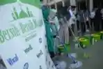 Ibu-ibu Mengepel Masjid Nasional Al Akbar