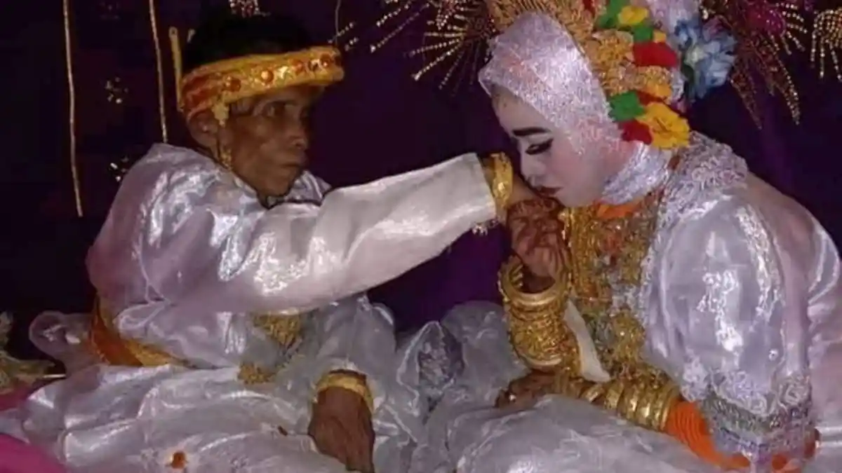 Karena Kasihan, Gadis 19 Tahun Ini Menerima Lamaran Pria 58 Tahun, Masih Perjaka dan Perawan