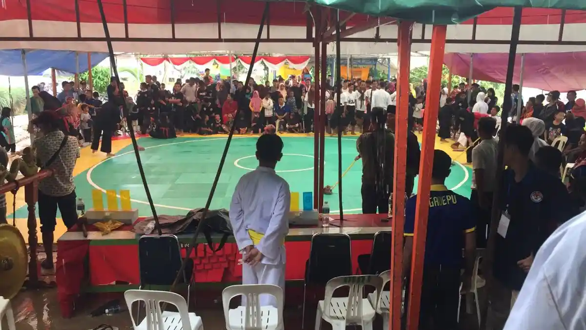 Diguyur Hujan dan Beralaskan Terpal, Para Atlet Muda Pencak Silat Batam Ini Terus Berlaga