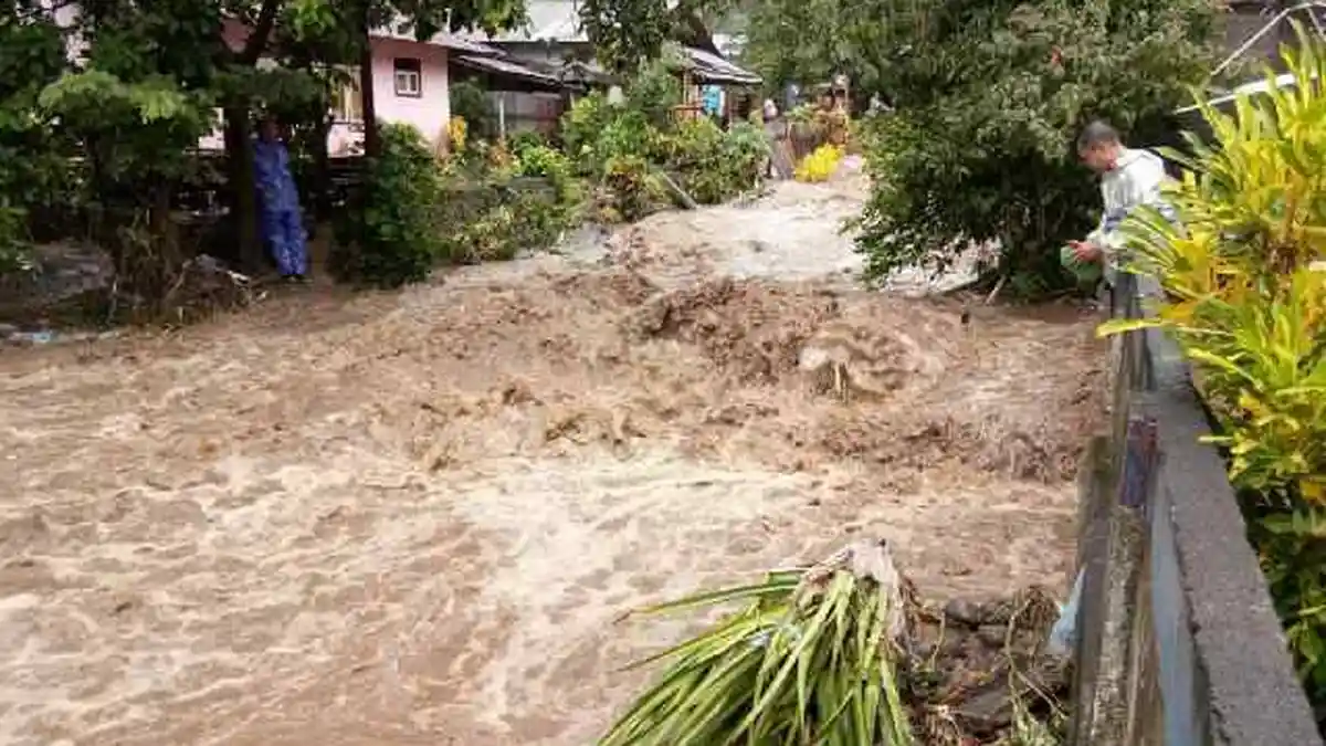 Dahsyatnya Banjir Bandang Tandurusa, Jacklin Dievakuasi Lewat Laut