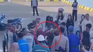 Viral-wanita-histeris-hingga-ancam-bunuh-diri-di-dermaga.jpg
