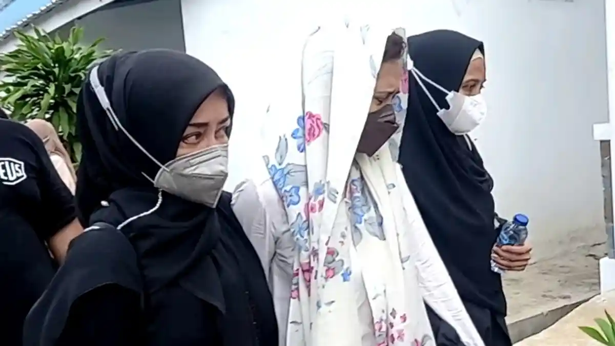 TERKINI Mantan Istri Chintami Atmanegara Datang Melayat Jenazah Oddie Agam di RS Persahabatan