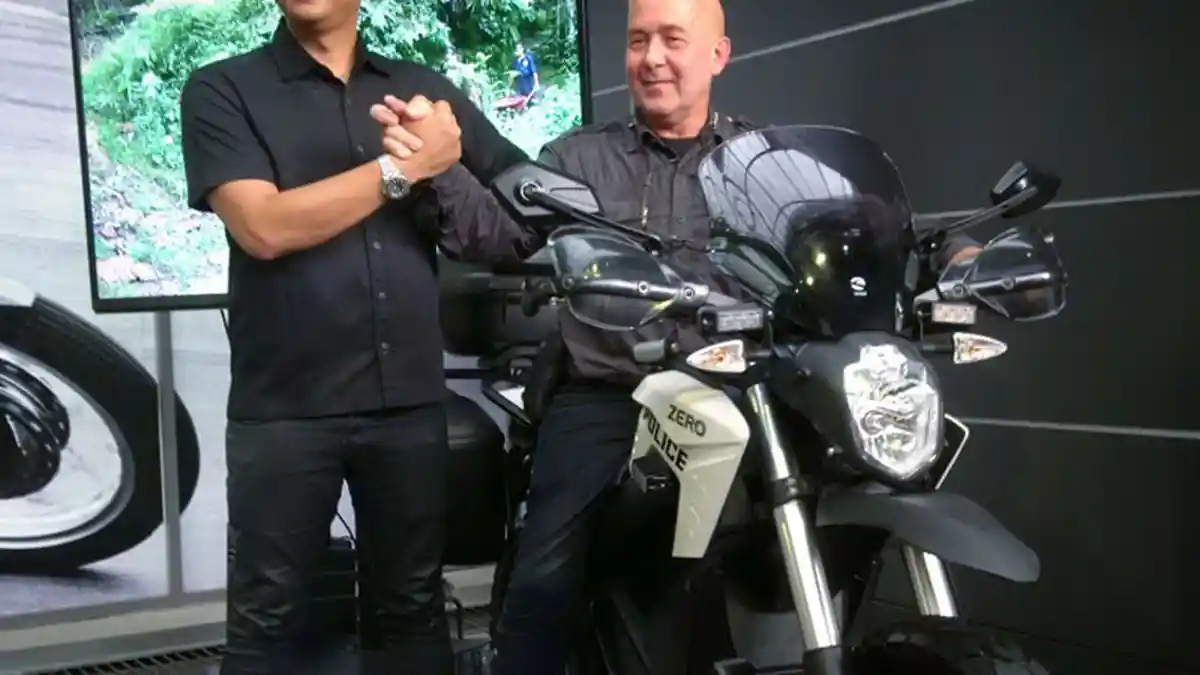 Tunggangi Zero Motorcycles DS, Fotografer Alain Compost Akan Keliling Indonesia Sejauh 6.000 Km