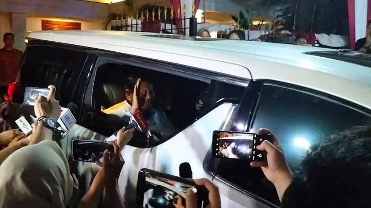 Hampir Satu Jam Bertemu secara Tertutup, Prabowo dan Gibran Bergergas Pergi Hanya Lambaikan Tangan