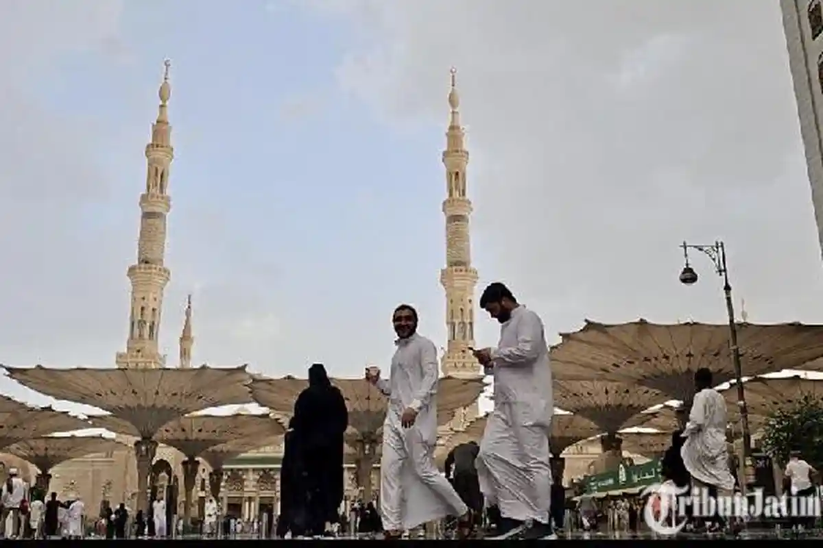 Madinah Diguyur Hujan, Semangat Jemaah Haji Indonesia Tak Surut untuk Salat di Masjid Nabawi