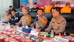 Kapolda-Sulsel-Irjen-Pol-Yudhiawan-Wibisono-didampingi-Kapolrestabes-Makassar-Kombes0.jpg