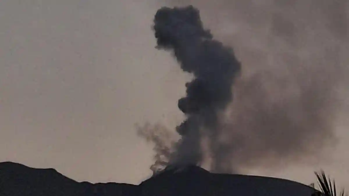 Gunung Ili Lewotolok Terus Erupsi, Warga Lembata Alami Badan Gatal dan ...