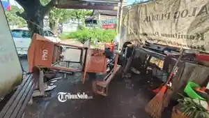 Kondisi-warung-hik-Mbok-Rembeng-yang-ditabrak-mobil-Daihatsu-Alya-bernomor-polisi-D-1547-ABP.jpg