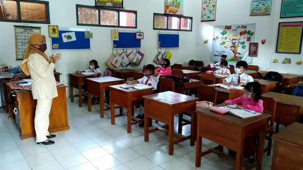 Jawaban Bahasa Inggris Kelas 8 Halaman 161 Kurikulum Merdeka: What Should I Do With These Books?