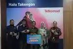 Telkomsel-Serahkan-Hadiah-Grand-Prize-Rp100-Juta-Program-Digosok-Hepi-kepada-Pelanggan-di-Aceh.jpg