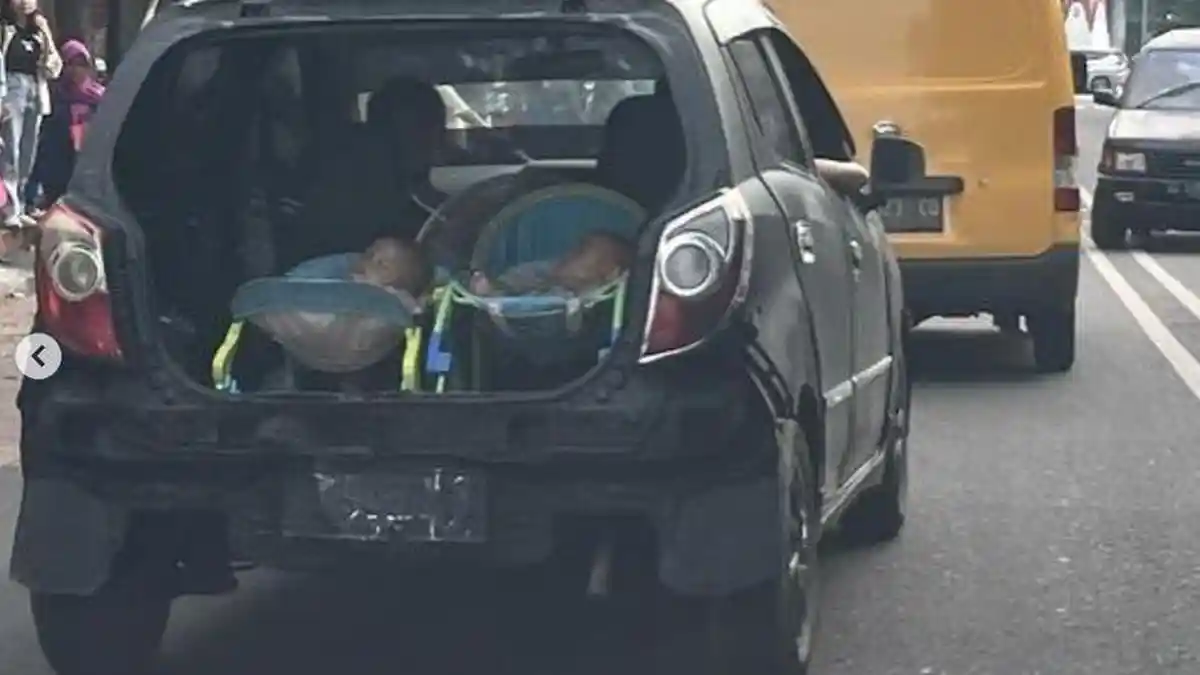 NASIB Pengemudi Mobil yang Angkut Dua Bayi yang Tertidur dalam Keadaan Pintu Bagasi Terbuka