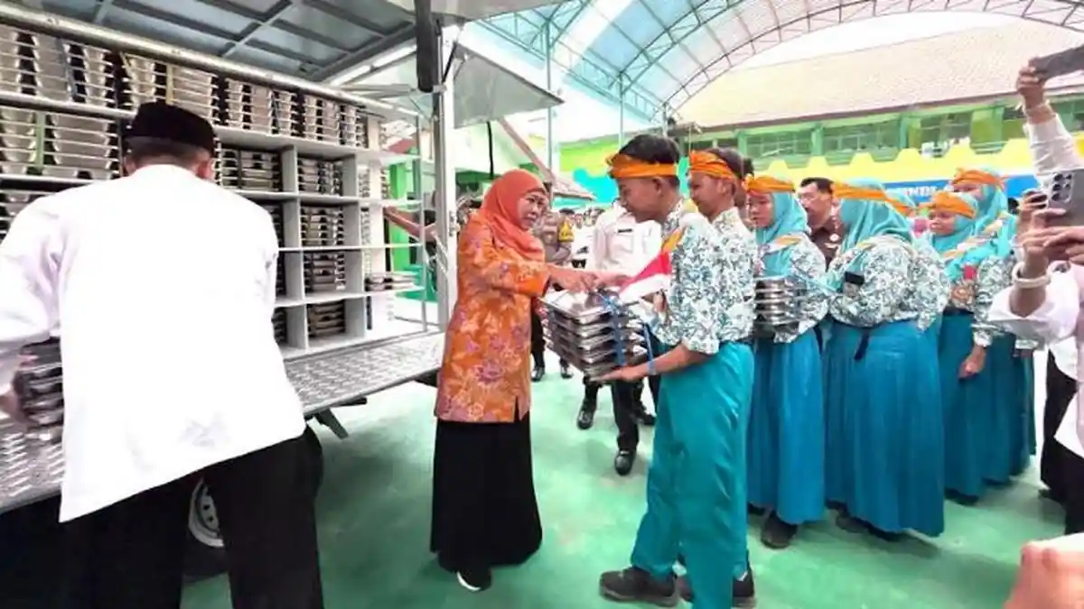 Dapur Umum Penyedia Menu Program Makan Bergizi Gratis di Sidoarjo Pekerjakan  48 Tenaga Kerja