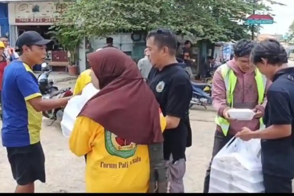 Senyum di Pasar KM 5, Forum Pati Bersatu Sumsel Tebar 250 Nasi Kotak di Jumat Berkah