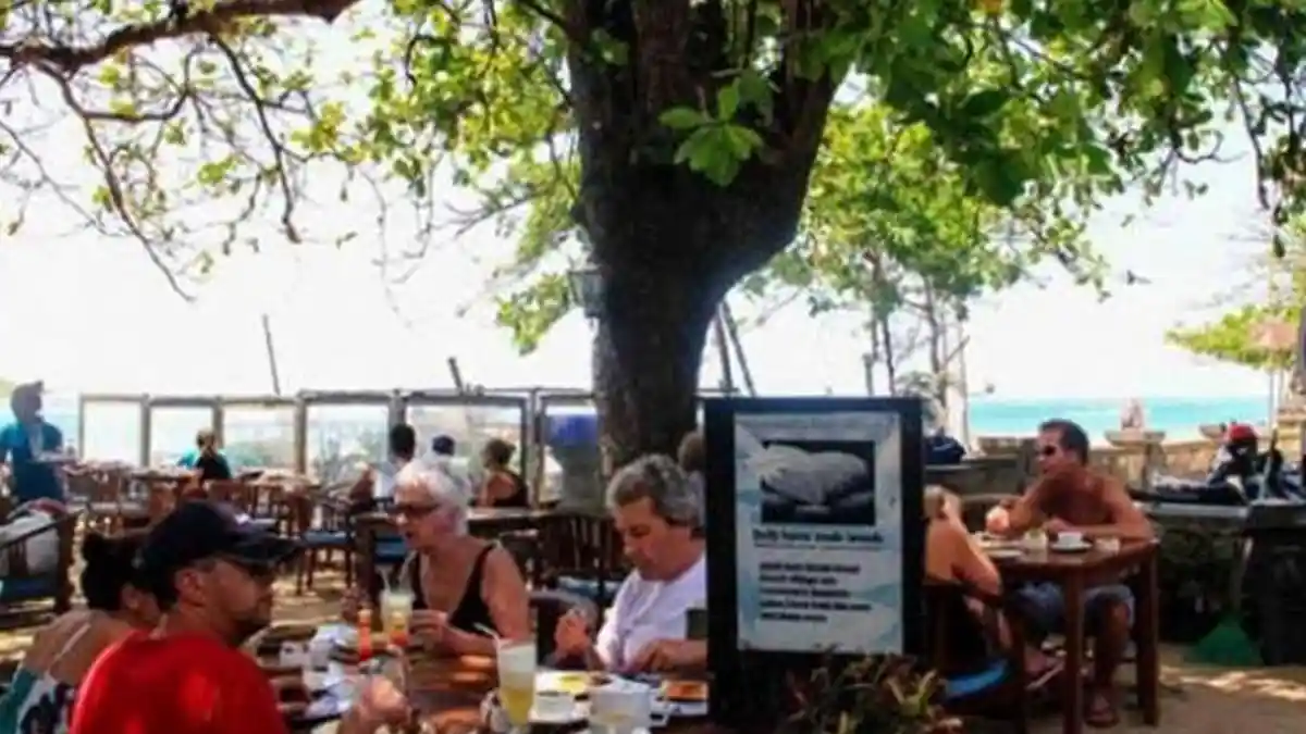 Tempat Ngopi dan Makan Cemilan Murah Meriah Menghadap Pantai di Bali