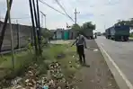 Polisi-saat-melakukan-olah-TKP-di-jalan-raya-Desa-Pandanan.jpg