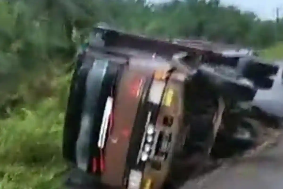 Truk Fuso Terbalik di Jalan Amblas Peureulak-Lokop