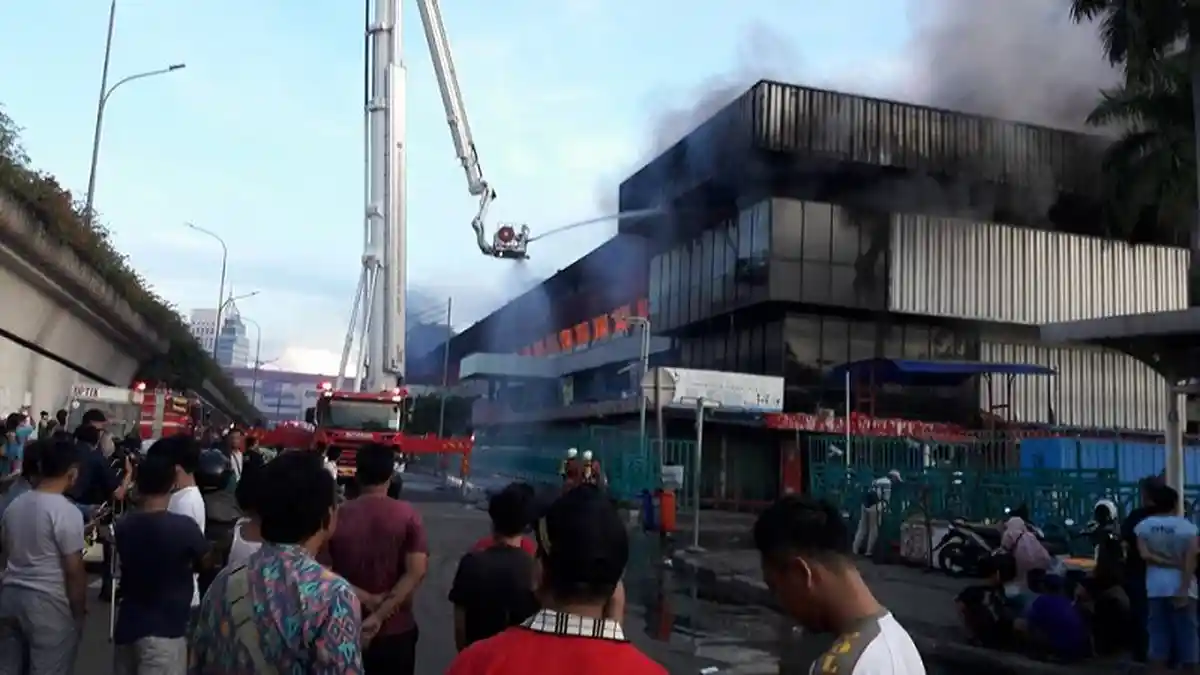 Kebakaran Sejak Dini Hari, Arus Lalu Lintas Menuju Pasar Senen Ditutup Sementara