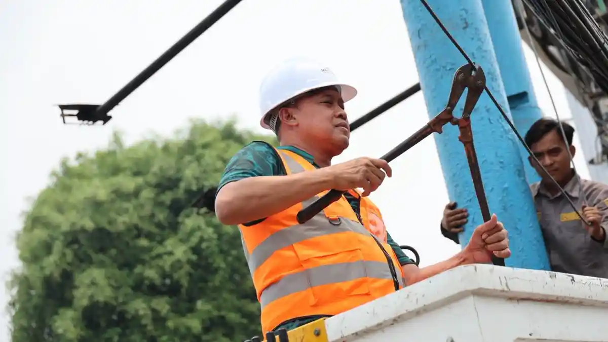 Tri Adhianto Potong Kabel Fiber Optik Semrawut di Pondok Gede