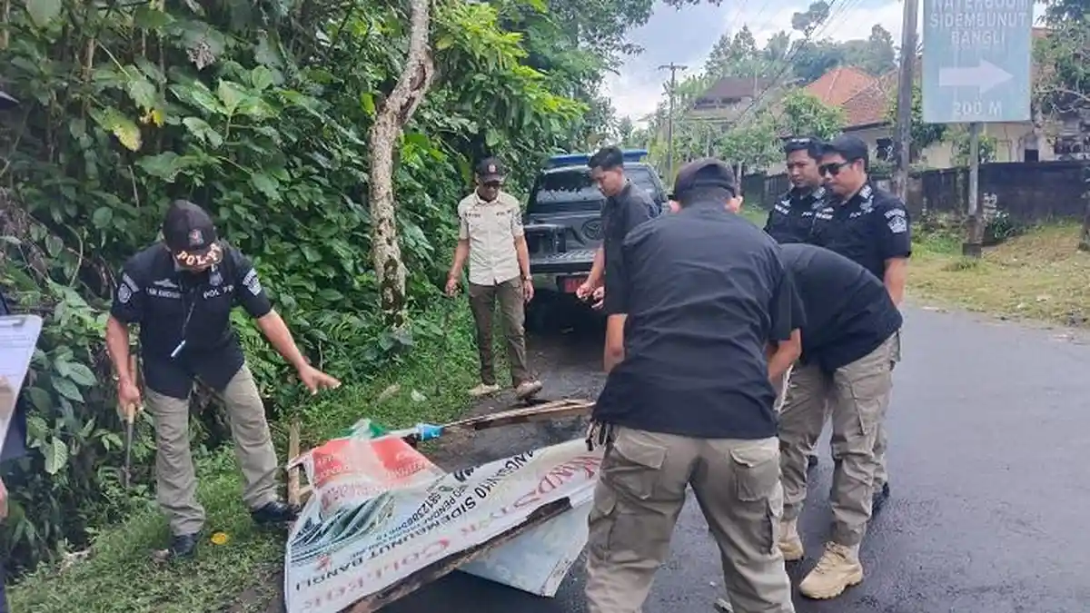 Baliho Kedaluwarsa Bacaleg Diturunkan Satpol PP Bangli