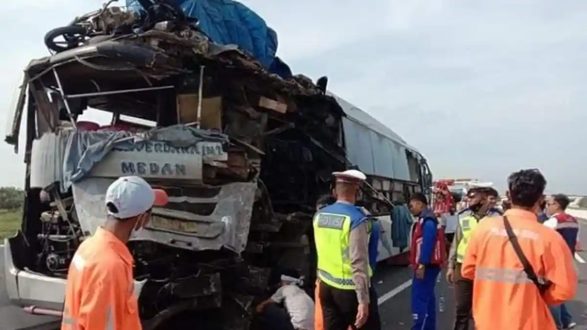 Duo Bus Asal Medan Tabrakan di Jalan Tol dan Renggut Satu Nyawa, Penumpang Alami Patah Tulang