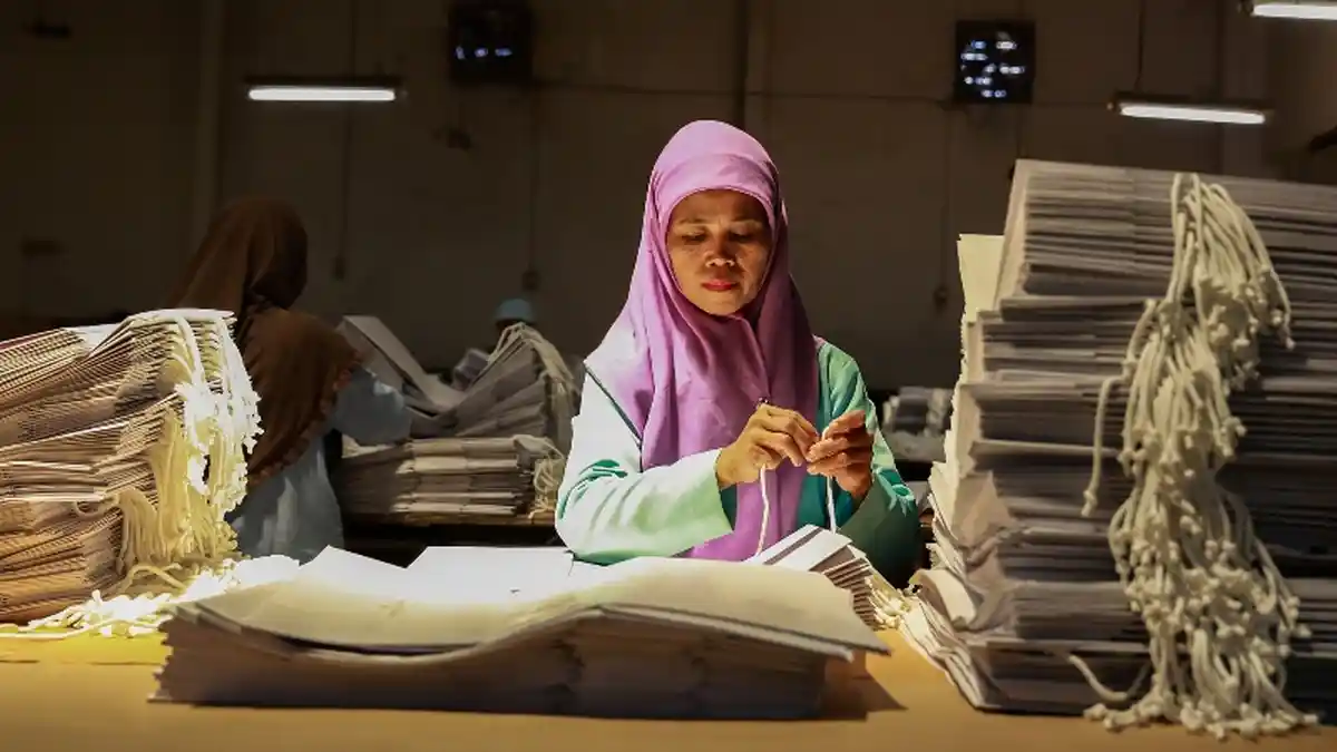 Dongkrak Usaha Kecil, Tjiwi Kimia Percayakan Proses Finishing pada Warga