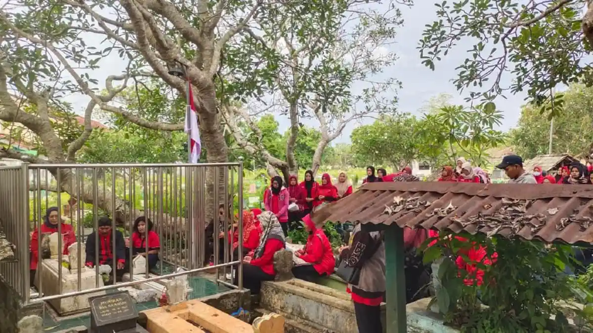Peringati Hari Ibu, DPC PDIP Tulungagung Ziarah ke Makam Mbok Sarinah
